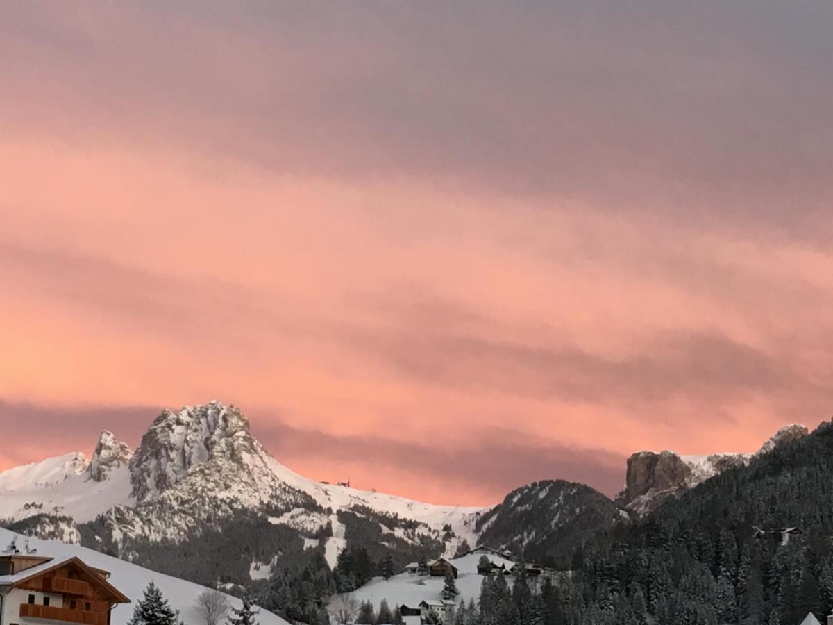 Apartments Mezdi Santa Cristina Val Gardena ภายนอก รูปภาพ
