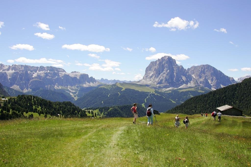 Apartments Mezdi Santa Cristina Val Gardena ภายนอก รูปภาพ